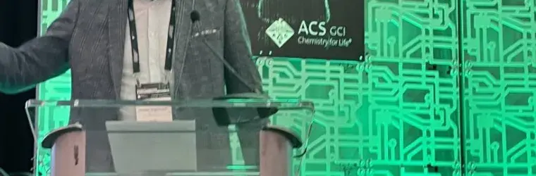 Image of Hanno Erythropel lecturing on stage